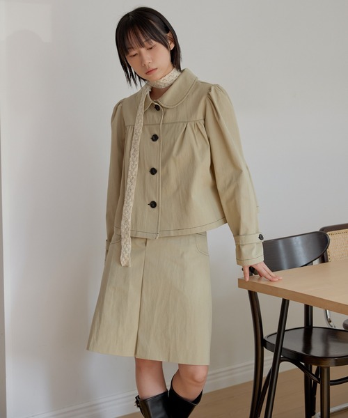 UNE MANSION(ユヌマンション)の「【2026SS新作アイテム】【UNE ORIGINAL】ラブリーラウンドカラーシャーリングショルダーパフショートトレンチコート(トレンチコート・レディース・ダークブルー/ベージュ/チャコール・FREE)」の12枚目の写真