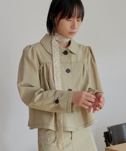 UNE MANSION(ユヌマンション)の「【2026SS新作アイテム】【UNE ORIGINAL】ラブリーラウンドカラーシャーリングショルダーパフショートトレンチコート(トレンチコート・レディース・ダークブルー/ベージュ/チャコール・FREE)」の13枚目の写真