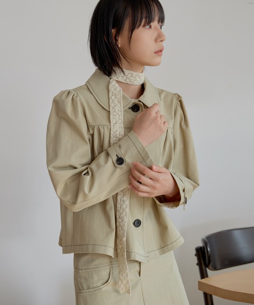 UNE MANSION(ユヌマンション)の「【2026SS新作アイテム】【UNE ORIGINAL】ラブリーラウンドカラーシャーリングショルダーパフショートトレンチコート(トレンチコート・レディース・ダークブルー/ベージュ/チャコール・FREE)」の14枚目の写真