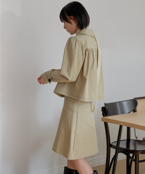 UNE MANSION(ユヌマンション)の「【2026SS新作アイテム】【UNE ORIGINAL】ラブリーラウンドカラーシャーリングショルダーパフショートトレンチコート(トレンチコート・レディース・ダークブルー/ベージュ/チャコール・FREE)」の15枚目の写真