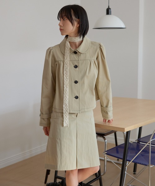 UNE MANSION(ユヌマンション)の「【2026SS新作アイテム】【UNE ORIGINAL】ラブリーラウンドカラーシャーリングショルダーパフショートトレンチコート(トレンチコート・レディース・ダークブルー/ベージュ/チャコール・FREE)」の16枚目の写真