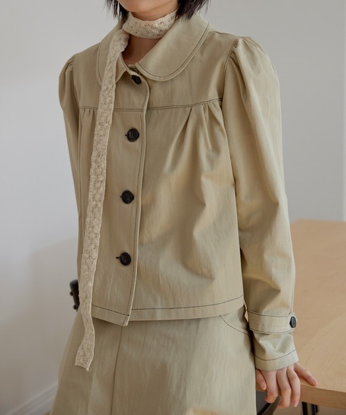 UNE MANSION(ユヌマンション)の「【2026SS新作アイテム】【UNE ORIGINAL】ラブリーラウンドカラーシャーリングショルダーパフショートトレンチコート(トレンチコート・レディース・ダークブルー/ベージュ/チャコール・FREE)」の18枚目の写真