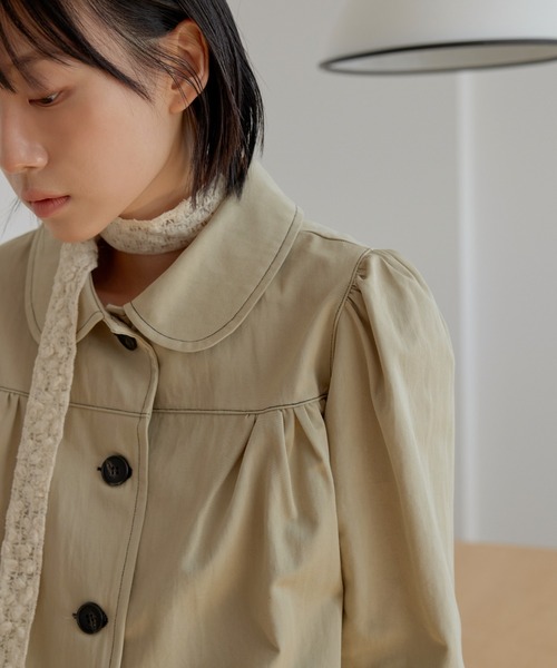 UNE MANSION(ユヌマンション)の「【2026SS新作アイテム】【UNE ORIGINAL】ラブリーラウンドカラーシャーリングショルダーパフショートトレンチコート(トレンチコート・レディース・ダークブルー/ベージュ/チャコール・FREE)」の19枚目の写真