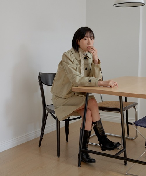 UNE MANSION(ユヌマンション)の「【2026SS新作アイテム】【UNE ORIGINAL】ラブリーラウンドカラーシャーリングショルダーパフショートトレンチコート(トレンチコート・レディース・ダークブルー/ベージュ/チャコール・FREE)」の20枚目の写真