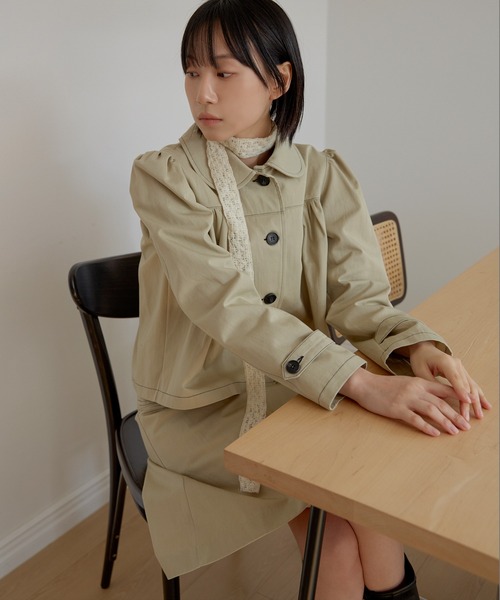 UNE MANSION(ユヌマンション)の「【2026SS新作アイテム】【UNE ORIGINAL】ラブリーラウンドカラーシャーリングショルダーパフショートトレンチコート(トレンチコート・レディース・ダークブルー/ベージュ/チャコール・FREE)」の21枚目の写真