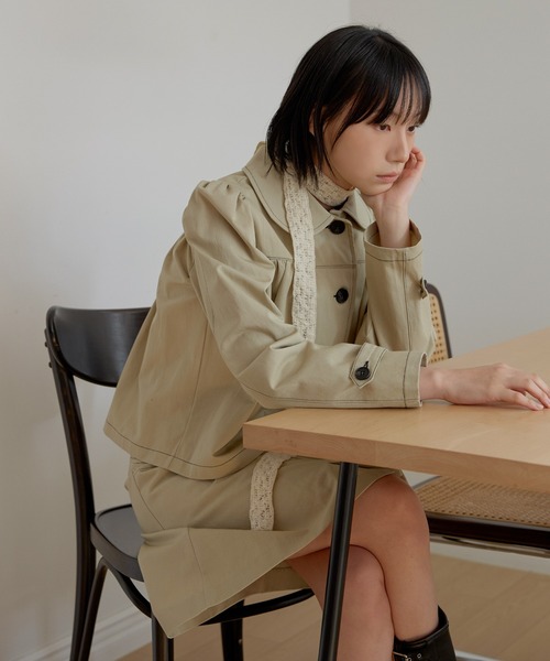 UNE MANSION(ユヌマンション)の「【2026SS新作アイテム】【UNE ORIGINAL】ラブリーラウンドカラーシャーリングショルダーパフショートトレンチコート(トレンチコート・レディース・ダークブルー/ベージュ/チャコール・FREE)」の22枚目の写真