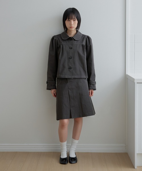 UNE MANSION(ユヌマンション)の「【2026SS新作アイテム】【UNE ORIGINAL】ラブリーラウンドカラーシャーリングショルダーパフショートトレンチコート(トレンチコート・レディース・ダークブルー/ベージュ/チャコール・FREE)」の4枚目の写真