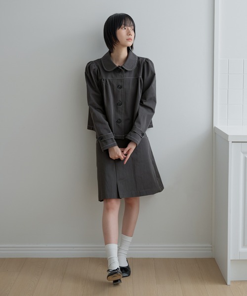 UNE MANSION(ユヌマンション)の「【2026SS新作アイテム】【UNE ORIGINAL】ラブリーラウンドカラーシャーリングショルダーパフショートトレンチコート(トレンチコート・レディース・ダークブルー/ベージュ/チャコール・FREE)」の5枚目の写真