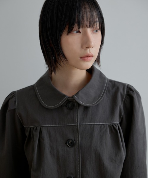 UNE MANSION(ユヌマンション)の「【2026SS新作アイテム】【UNE ORIGINAL】ラブリーラウンドカラーシャーリングショルダーパフショートトレンチコート(トレンチコート・レディース・ダークブルー/ベージュ/チャコール・FREE)」の7枚目の写真