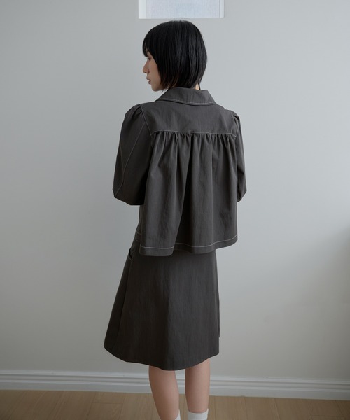 UNE MANSION(ユヌマンション)の「【2026SS新作アイテム】【UNE ORIGINAL】ラブリーラウンドカラーシャーリングショルダーパフショートトレンチコート(トレンチコート・レディース・ダークブルー/ベージュ/チャコール・FREE)」の9枚目の写真