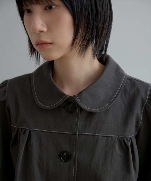 UNE MANSION(ユヌマンション)の「【2026SS新作アイテム】【UNE ORIGINAL】ラブリーラウンドカラーシャーリングショルダーパフショートトレンチコート(トレンチコート・レディース・ダークブルー/ベージュ/チャコール・FREE)」の10枚目の写真