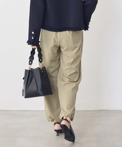 Gready Brilliant(グレディブリリアン)の「ツイル裾ドロストジョガーパンツ(その他パンツ・レディース・グレイッシュベージュ/ライトカーキ・FREE)」の22枚目の写真