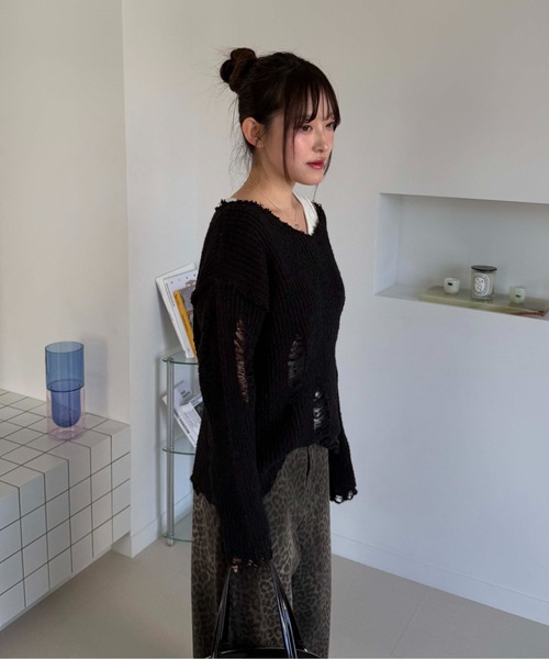 sedacle(セダクル)の「ラメロゴダメージシアーニット(ニット/セーター・レディース・オフホワイト/ブラック・SMALL/MEDIUM/LARGE)」の4枚目の写真