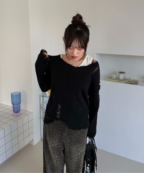 sedacle(セダクル)の「ラメロゴダメージシアーニット(ニット/セーター・レディース・オフホワイト/ブラック・SMALL/MEDIUM/LARGE)」の5枚目の写真