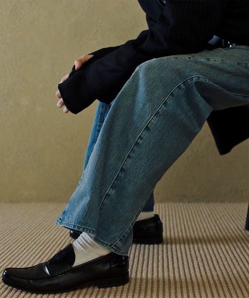 Jieda(ジエダ)の「USED WASH ENGINEERED DRAPED FLARE DENIM PANTS(デニムパンツ・メンズ・インディゴブルー/ブラック・2/1)」の2枚目の写真
