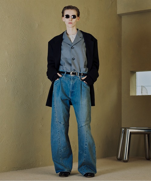 Jieda(ジエダ)の「USED WASH ENGINEERED DRAPED FLARE DENIM PANTS(デニムパンツ・メンズ・インディゴブルー/ブラック・2/1)」の3枚目の写真
