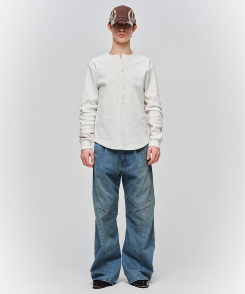 Jieda(ジエダ)の「USED WASH ENGINEERED DRAPED FLARE DENIM PANTS(デニムパンツ・メンズ・インディゴブルー/ブラック・2/1)」の9枚目の写真