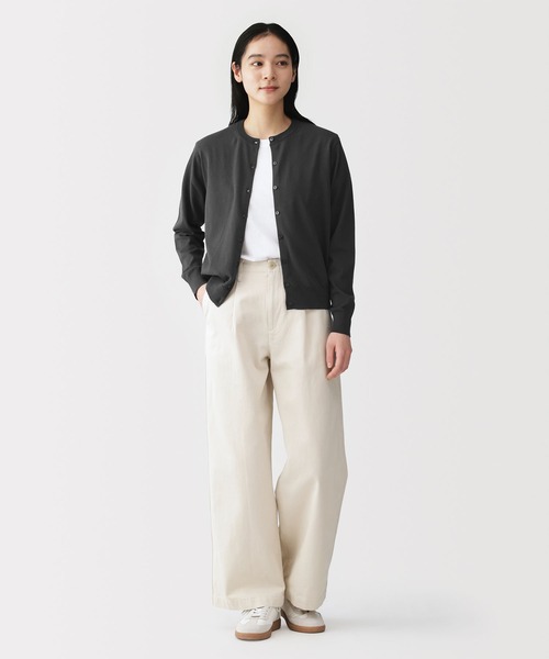 無印良品(ムジルシリョウヒン)の「婦人 UVカット強撚コットンクルーネックカーディガン(カーディガン/ボレロ・レディース・ライトグリーン/ライトピンク/ブラック/サンドベージュ/ダークグレー/オフホワイト/イエロー/スモーキーグリーン系・L/M/XL/S)」の18枚目の写真