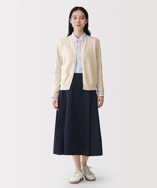 無印良品(ムジルシリョウヒン)の「婦人 UVカット強撚コットンクルーネックカーディガン(カーディガン/ボレロ・レディース・ライトグリーン/ライトピンク/ブラック/サンドベージュ/ダークグレー/オフホワイト/イエロー/スモーキーグリーン系・L/M/XL/S)」の21枚目の写真