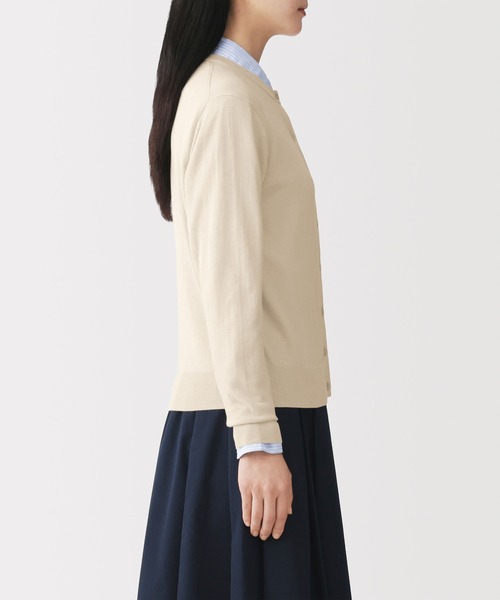 無印良品(ムジルシリョウヒン)の「婦人 UVカット強撚コットンクルーネックカーディガン(カーディガン/ボレロ・レディース・ライトグリーン/ライトピンク/ブラック/サンドベージュ/ダークグレー/オフホワイト/イエロー/スモーキーグリーン系・L/M/XL/S)」の22枚目の写真