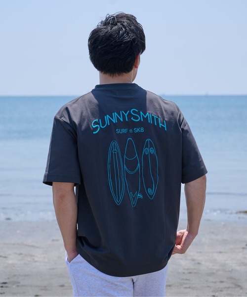 Sunny Smith(サニースミス)の「サーフボードイラストロゴ両面刺繍Tシャツ(Tシャツ/カットソー・メンズ・アッシュグレー/スミクロ/ホワイト・MEDIUM/LARGE)」の2枚目の写真