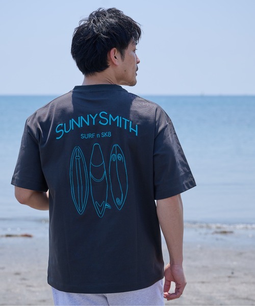 Sunny Smith(サニースミス)の「サーフボードイラストロゴ両面刺繍Tシャツ(Tシャツ/カットソー・メンズ・アッシュグレー/スミクロ/ホワイト・MEDIUM/LARGE)」の14枚目の写真