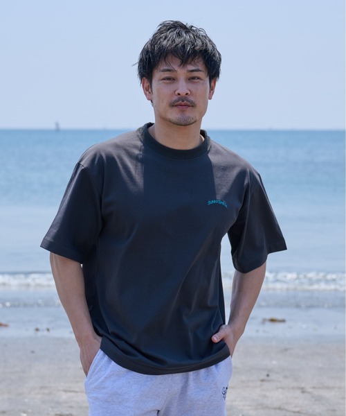 Sunny Smith(サニースミス)の「サーフボードイラストロゴ両面刺繍Tシャツ(Tシャツ/カットソー・メンズ・アッシュグレー/スミクロ/ホワイト・MEDIUM/LARGE)」の16枚目の写真