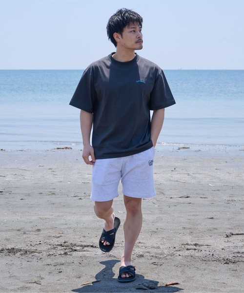 Sunny Smith(サニースミス)の「サーフボードイラストロゴ両面刺繍Tシャツ(Tシャツ/カットソー・メンズ・アッシュグレー/スミクロ/ホワイト・MEDIUM/LARGE)」の17枚目の写真