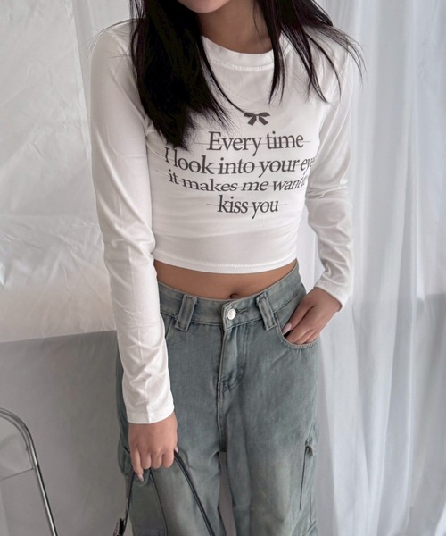 etta(エタ)の「英字リボンショート丈ロンT/長袖Tシャツ(Tシャツ/カットソー・レディース・ホワイト・MEDIUM)」の1枚目の写真