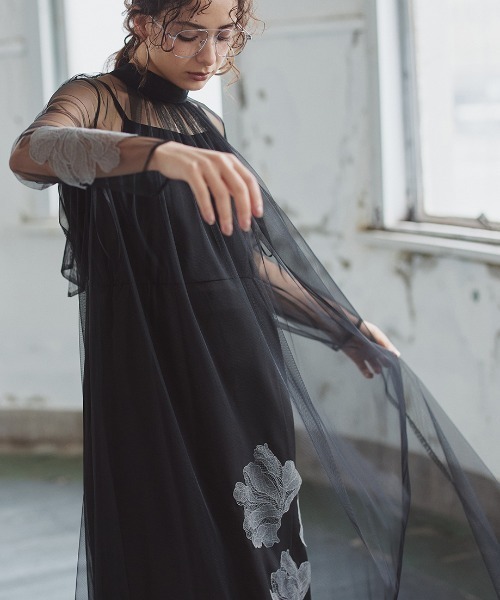 Callarus(カラルス)の「アシメ刺繍使い2WAYリボンデザインチュールワンピースドレス〔Callarus〕(ドレス・レディース・ブラック/グレイッシュブルー・S/M/L)」の2枚目の写真