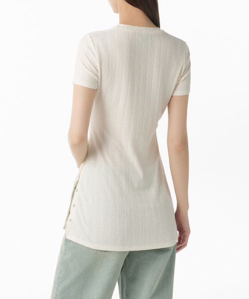 MUSINSA STANDARD WOMAN（ムシンサスタンダードウーマン）の「ウィメンズバーティカルテクスチャーサイドボタンロングTシャツ[クリーム]（Tシャツ/カットソー・レディース・その他・X-SMALL/SMALL/MEDIUM/LARGE）」の2枚目の写真