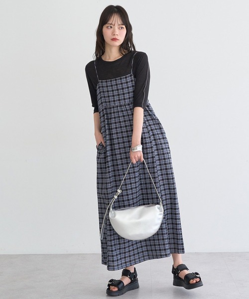 earth music&ecology(アースミュージックアンドエコロジー)の「シャーリングラメチェックキャミワンピース(ワンピース・レディース・ブラック/ネイビー・FREE)」の1枚目の写真