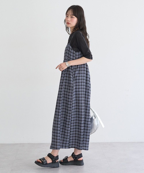 earth music&ecology(アースミュージックアンドエコロジー)の「シャーリングラメチェックキャミワンピース(ワンピース・レディース・ブラック/ネイビー・FREE)」の5枚目の写真