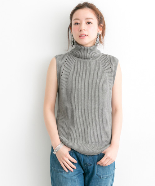 URBAN RESEARCH（アーバンリサーチ）の「UR タートルネックリブニットベスト（ニット/セーター・レディース・ライトグレー/ネイビー/モカ・FREE）」の2枚目の写真