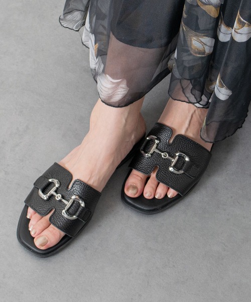 inter-chaussures(インターショシュール)の「【Oh my Sandals】ローヒールビットスライドサンダル(E62302)(サンダル・レディース・ベージュ/ホワイト/ブラック・37/36/35/38)」の2枚目の写真