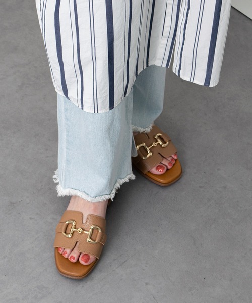 inter-chaussures(インターショシュール)の「【Oh my Sandals】ローヒールビットスライドサンダル(E62302)(サンダル・レディース・ベージュ/ホワイト/ブラック・37/36/35/38)」の5枚目の写真