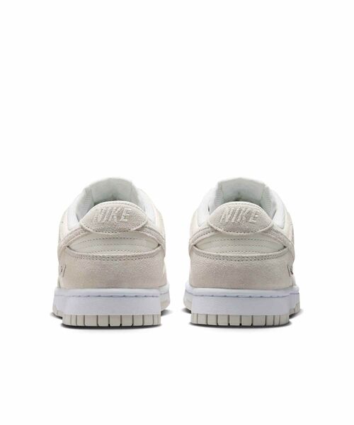 NIKE（ナイキ）の「ナイキ ダンク LOW スエード ウィメンズシューズ / Nike Dunk Low Suede Women's Shoes IO4244-105 Sail（スニーカー・レディース・クリーム・23.5/24/22.5/24.5/25/25.5/26/23）」の4枚目の写真