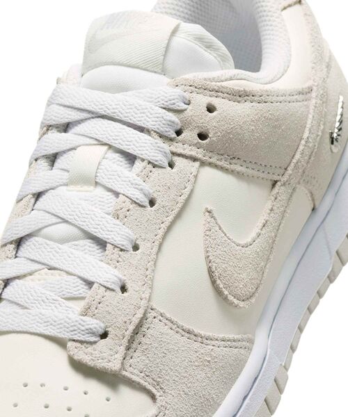 NIKE（ナイキ）の「ナイキ ダンク LOW スエード ウィメンズシューズ / Nike Dunk Low Suede Women's Shoes IO4244-105 Sail（スニーカー・レディース・クリーム・23.5/24/22.5/24.5/25/25.5/26/23）」の3枚目の写真