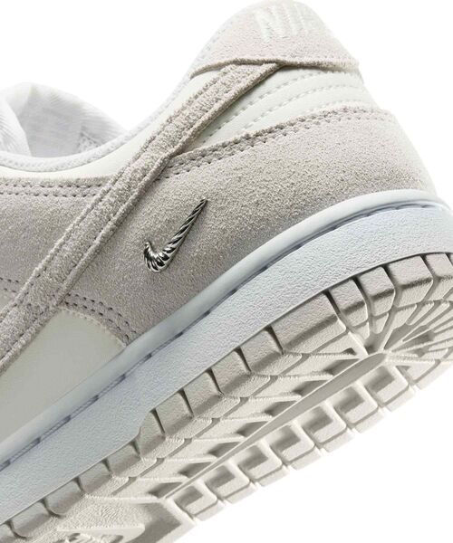 NIKE（ナイキ）の「ナイキ ダンク LOW スエード ウィメンズシューズ / Nike Dunk Low Suede Women's Shoes IO4244-105 Sail（スニーカー・レディース・クリーム・23.5/24/22.5/24.5/25/25.5/26/23）」の2枚目の写真