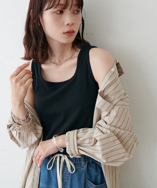 DISCOAT(ディスコート)の「【12色展開!/ WEB限定】カップ付スクエアタンクトップ(タンクトップ・レディース・ホワイト/チャコールグレー/ライトグレー/ブラック/ネイビー/ブラウン/グレー/レッド/オフホワイト/アイボリー/モカ/ブラック系その他・FREE)」の4枚目の写真