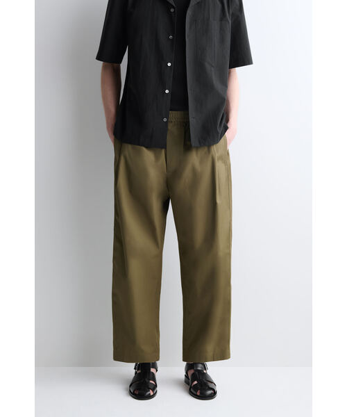 COS(コス)の「クロップドゴム入り ワイドレッグパンツ(その他パンツ・メンズ・カーキ・L/XL/M/S/XS)」の7枚目の写真