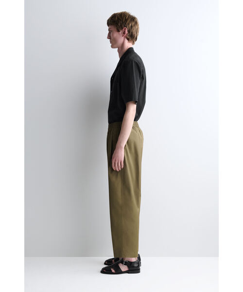 COS(コス)の「クロップドゴム入り ワイドレッグパンツ(その他パンツ・メンズ・カーキ・L/XL/M/S/XS)」の6枚目の写真