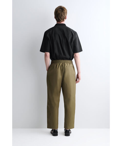 COS(コス)の「クロップドゴム入り ワイドレッグパンツ(その他パンツ・メンズ・カーキ・L/XL/M/S/XS)」の5枚目の写真