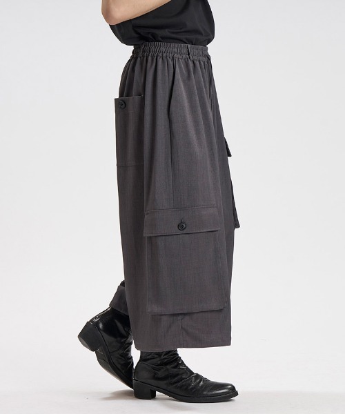 NO ID.(ノーアイディ)の「mp15135-バギークロップドカーゴトラウザーズ パンツ(458006-508P)(その他パンツ・メンズ・ブラック/グレー・2/1)」の6枚目の写真