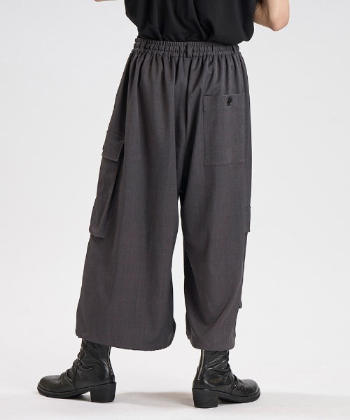 NO ID.(ノーアイディ)の「mp15135-バギークロップドカーゴトラウザーズ パンツ(458006-508P)(その他パンツ・メンズ・ブラック/グレー・2/1)」の7枚目の写真