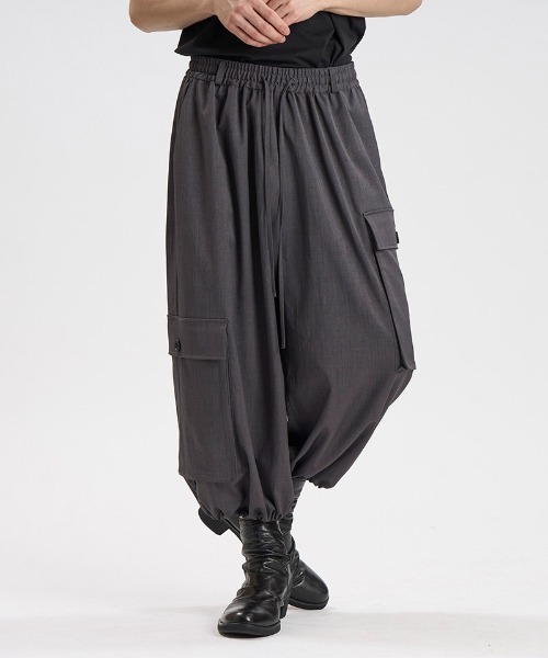 NO ID.(ノーアイディ)の「mp15135-バギークロップドカーゴトラウザーズ パンツ(458006-508P)(その他パンツ・メンズ・ブラック/グレー・2/1)」の8枚目の写真