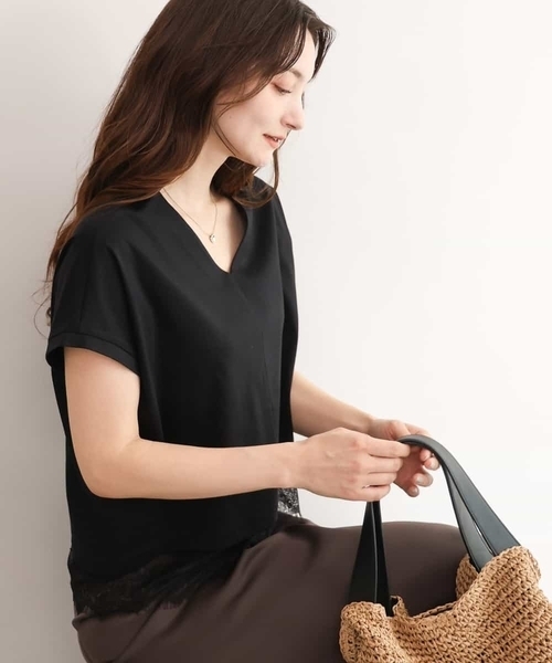 MK MICHEL KLEIN（エムケーミッシェルクラン）の「[接触冷感/洗える]ヘムレースデザインVネックカットソー（Tシャツ/カットソー・レディース・ホワイト/ブラック・38）」の4枚目の写真