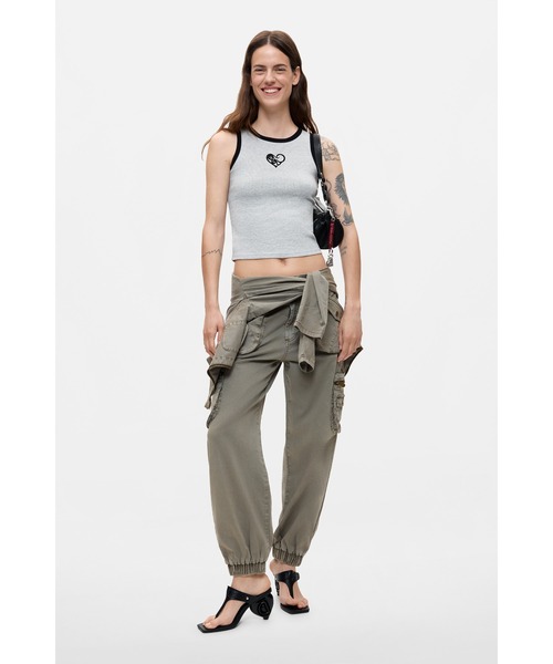 Desigual（デシグアル）の「カーゴデザインカバーオール／カーキ【2026-2027年秋冬】（その他パンツ・レディース・グリーン・S/M/L/XL/XS）」の2枚目の写真
