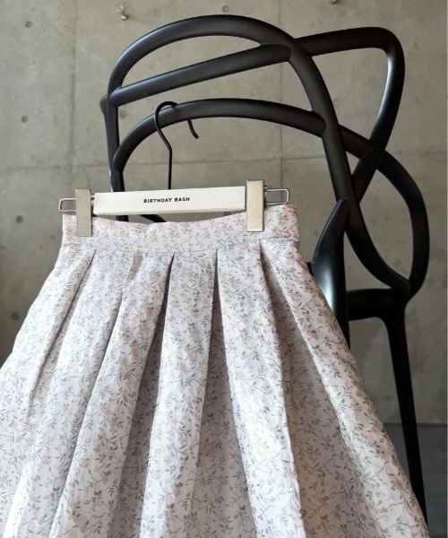 BIRTHDAY BASH(バースデイバッシュ)の「SARAH VOLUME FLORAL SKIRT(サラボリュームフローラルスカート)(スカート・レディース・ライトグレー・MEDIUM/SMALL)」の7枚目の写真