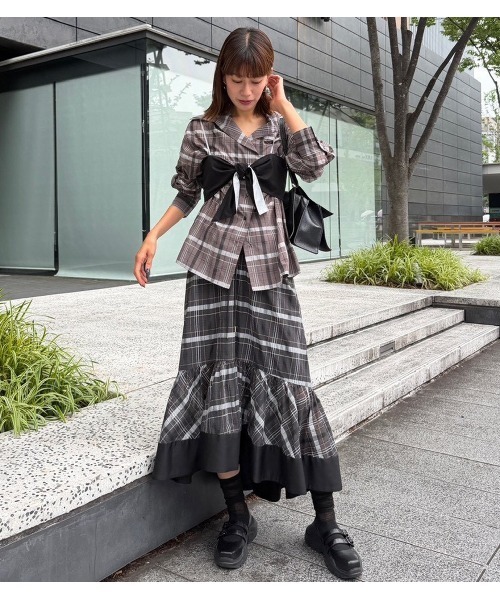 LE CIEL BLEU(ルシェルブルー)の「フレアードボウディテールTシャツ / Flared Bow-Detail T-Shirt(Tシャツ/カットソー・レディース・ブラック/チャコールグレー・36)」の6枚目の写真